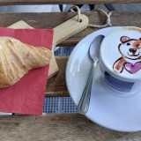 ...un caff� macchiato o un cappuccino qui si trasformano in piccole opere d�arte grazie alle coloratissime immagini che Vito disegna sulla schiuma da latte